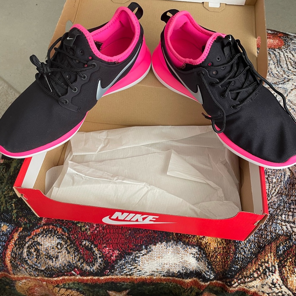 Nike NEW Youth Roshe Two Black Hot Pink Size 7 Equilavent to Women’s size 8-81/2